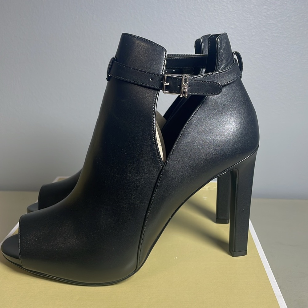 MICHAEL MICHAEL KORS
Lawson Leather Open-Toe
Women’s size 10M - Picture 3 of 6